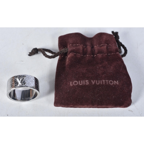 3771 - A Louis Vuitton white metal ring size: S