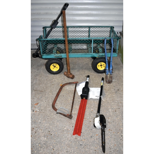 3882 - A garden trolley together with 2 Expand it Chainsaws, bolt cutters, sledge hammer 56 x 102 cm  (6).