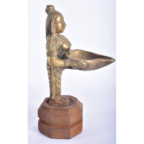 119 - AN 18TH/19TH CENTURY INDIAN BRONZE FIGURE OF A DEITY. 16.5 cm high.