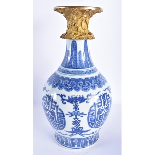 156 - A LOVELY LATE 18TH/19TH CENTURY CHINESE BLUE AND WHITE PORCELAIN VASE Late Qianlong/Jiaqing, painted... 