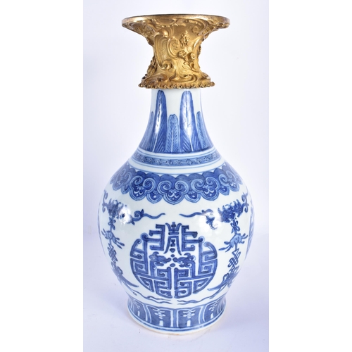 156 - A LOVELY LATE 18TH/19TH CENTURY CHINESE BLUE AND WHITE PORCELAIN VASE Late Qianlong/Jiaqing, painted... 