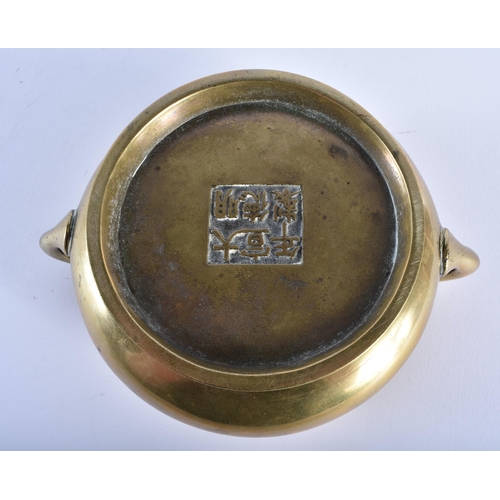 201 - AN 18TH/19TH CENTURY CHINESE TWIN HANDLED BRONZE CENSER bearing Xuande marks to base. 845 grams. 17.... 