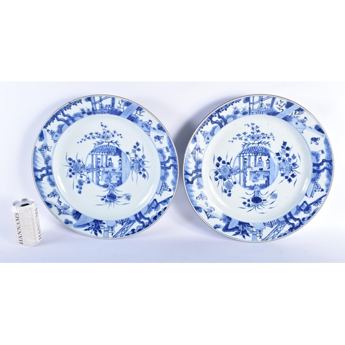 202 - A FINE AND LARGE PAIR OF 17TH/18TH CENTURY CHINESE BLUE AND WHITE PORCELAIN CHARGERS Late Kangxi, pa... 