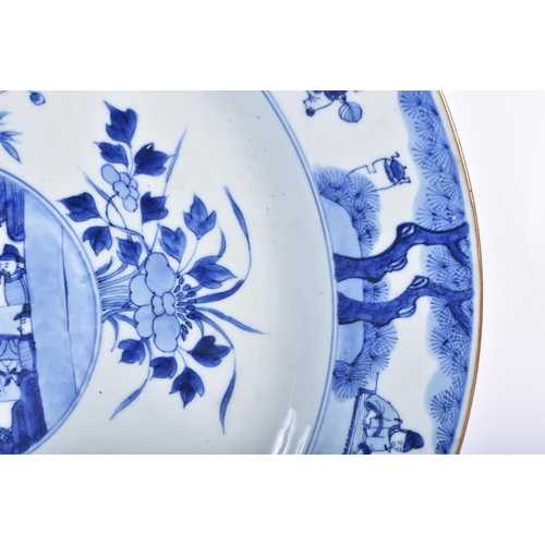 202 - A FINE AND LARGE PAIR OF 17TH/18TH CENTURY CHINESE BLUE AND WHITE PORCELAIN CHARGERS Late Kangxi, pa... 