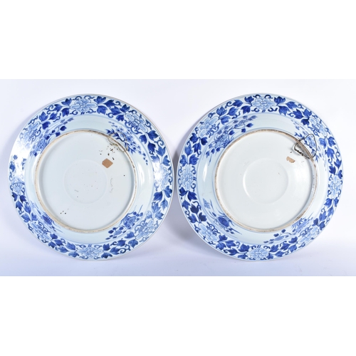 202 - A FINE AND LARGE PAIR OF 17TH/18TH CENTURY CHINESE BLUE AND WHITE PORCELAIN CHARGERS Late Kangxi, pa... 