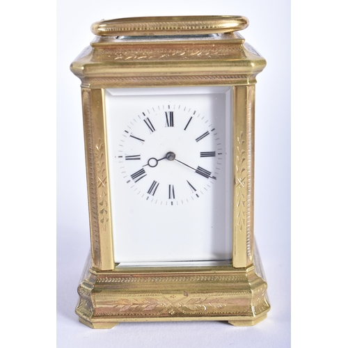 210 - A MINIATURE LATE 19TH CENTURY ENGRAVED BRASS CARRIAGE CLOCK decorated with foliage. 9 cm high inc ha... 