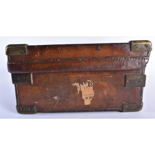 212 - A LOVELY ANTIQUE HOLLAND & HOLLAND LEATHER SHOOTING CARTRIDGE CASE. 33 cm x 26 cm.