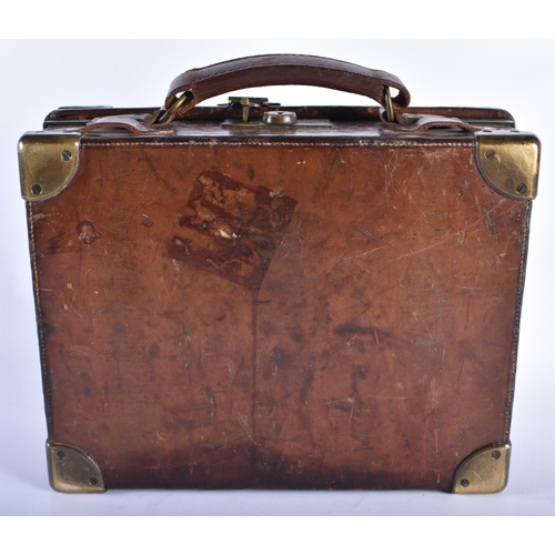 212 - A LOVELY ANTIQUE HOLLAND & HOLLAND LEATHER SHOOTING CARTRIDGE CASE. 33 cm x 26 cm.