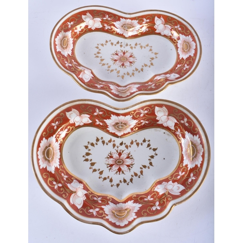 251 - 18th century Chamberlain Worcester part dessert service decorated in burnt orange and gilt, 8 shaped... 