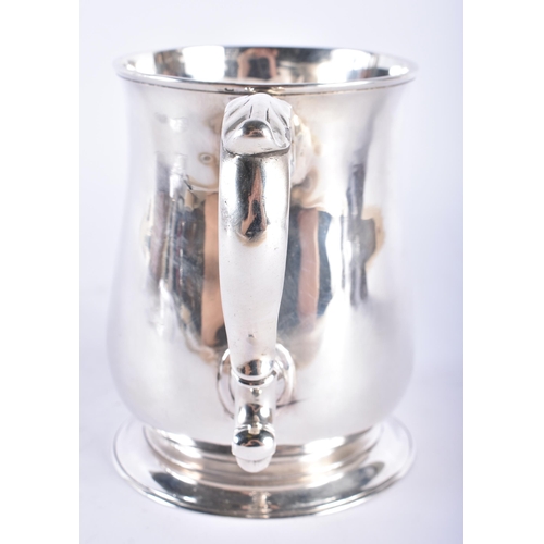 260 - A GEORGE III SILVER MUG. London 1798. 340 grams. 14 cm x 12 cm.