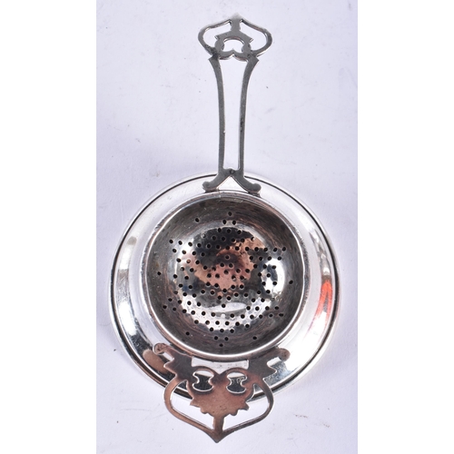 265 - AN ART DECO SILVER TEA STRAINER ON STAND. Birmingham 1941. 67 grams. 14.5 cm x 8.5 cm.