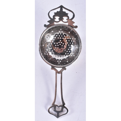 265 - AN ART DECO SILVER TEA STRAINER ON STAND. Birmingham 1941. 67 grams. 14.5 cm x 8.5 cm.