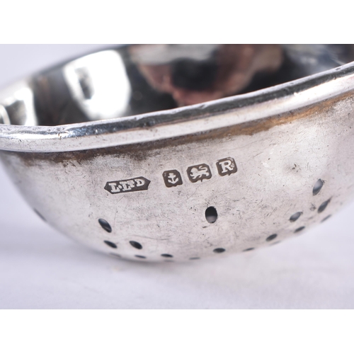 265 - AN ART DECO SILVER TEA STRAINER ON STAND. Birmingham 1941. 67 grams. 14.5 cm x 8.5 cm.