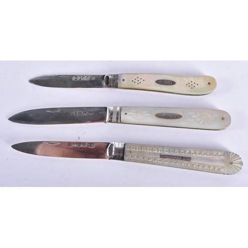 273 - THREE ANTIQUE SILVER FRUIT/PEN KNIVES. Birmingham 1899 etc. 53 grams overall. (3).  BUYERS ARE ADVIS... 