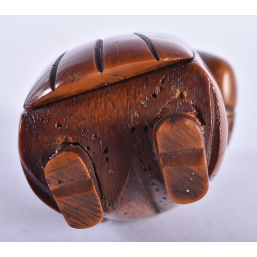 291 - A LOVELY 18TH CENTURY CARVED COQUILLA NUT NOVELTY SNUFF BOX formed as a male wearing a tricorn hat. ... 