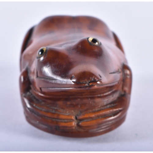 297 - AN 18TH/19TH CENTURY CARVED COQUILLA NUT SNUFF BOX formed as a seated toad. 7.5 cm x 4.5 cm.