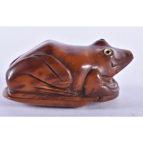 297 - AN 18TH/19TH CENTURY CARVED COQUILLA NUT SNUFF BOX formed as a seated toad. 7.5 cm x 4.5 cm.