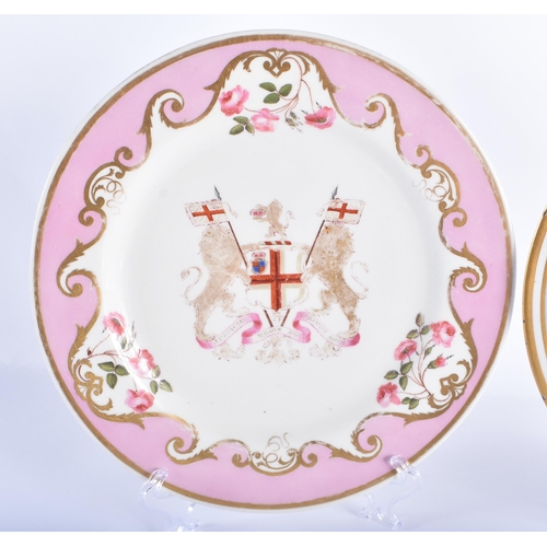 33 - A PAIR OF EARLY 19TH CENTURY FLIGHT BARR & BARR WORCESTER ARMORIAL WORCESTER SOUP PLATES together wi... 