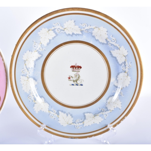 33 - A PAIR OF EARLY 19TH CENTURY FLIGHT BARR & BARR WORCESTER ARMORIAL WORCESTER SOUP PLATES together wi... 