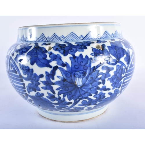 351 - A 17TH CENTURY CHINESE BLUE AND WHITE PORCELAIN POTTICHE CENSER Kangxi. 21 cm x 15.5 cm.