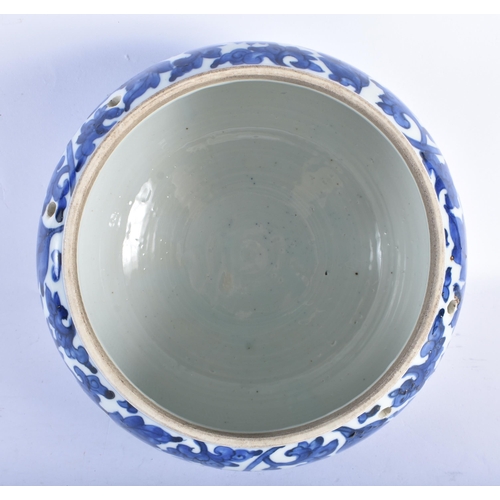 351 - A 17TH CENTURY CHINESE BLUE AND WHITE PORCELAIN POTTICHE CENSER Kangxi. 21 cm x 15.5 cm.