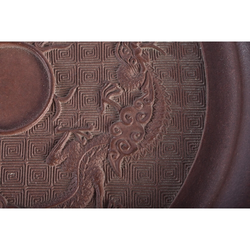 359 - A 17TH/18TH CENTURY CHINESE YIXING POTTERY PLATE Kangxi/Yongzheng. 12 cm diameter.