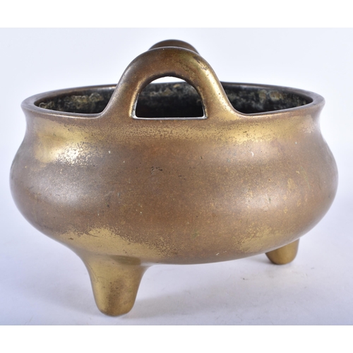 368 - A LARGE 18TH CENTURY CHINESE TWIN HANDLED BRONZE CENSER bearing Xuande marks to base. 1833 grams. 18... 