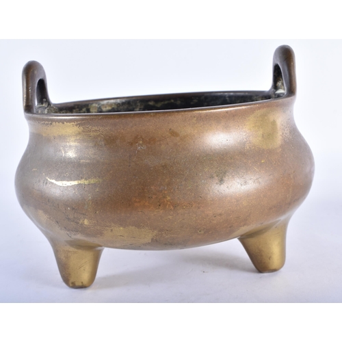 368 - A LARGE 18TH CENTURY CHINESE TWIN HANDLED BRONZE CENSER bearing Xuande marks to base. 1833 grams. 18... 