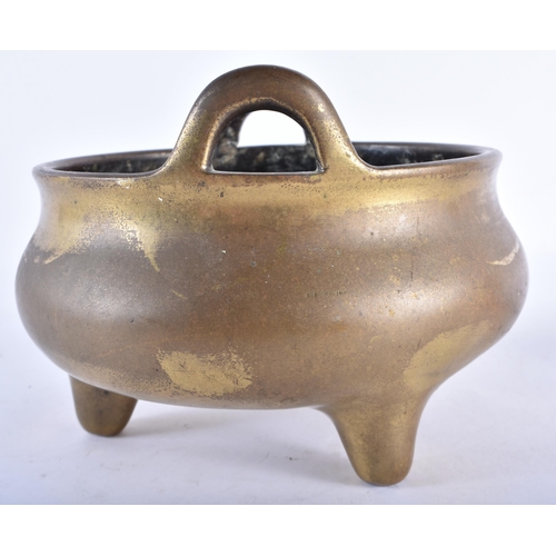 368 - A LARGE 18TH CENTURY CHINESE TWIN HANDLED BRONZE CENSER bearing Xuande marks to base. 1833 grams. 18... 