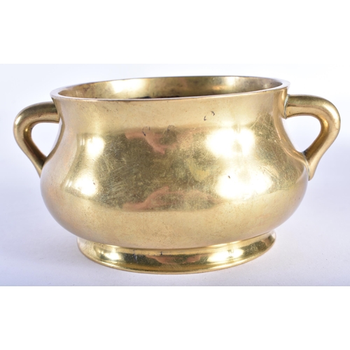 380 - AN 18TH CENTURY CHINESE TWIN HANDLED BRONZE CENSER bearing Xuande marks to base. 389 grams. 13.25 cm... 