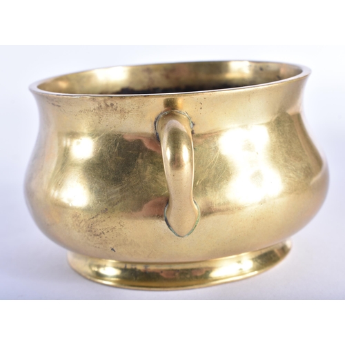 380 - AN 18TH CENTURY CHINESE TWIN HANDLED BRONZE CENSER bearing Xuande marks to base. 389 grams. 13.25 cm... 