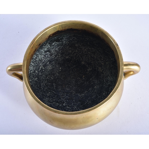 380 - AN 18TH CENTURY CHINESE TWIN HANDLED BRONZE CENSER bearing Xuande marks to base. 389 grams. 13.25 cm... 