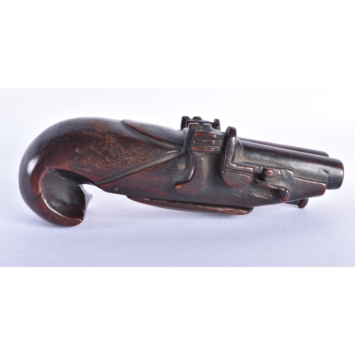 395 - AN UNUSUAL 18TH CENTURY CARVED TREEN WOOD PERCUSSION PISTOL SNUFF BOX. 13.5 cm wide. Note: Snuff box... 