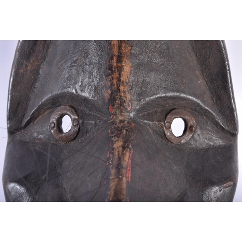 425 - AN AFRICAN TRIBAL CARVED WOOD DAN MASK Liberia. 26 cm x 16 cm.