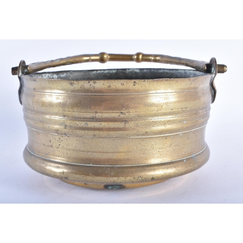 432 - AN 18TH CENTURY NORTHERN EUROPEAN BRONZE SWING HANDLED BOWL. 19 cm x 22 cm with extended handle.