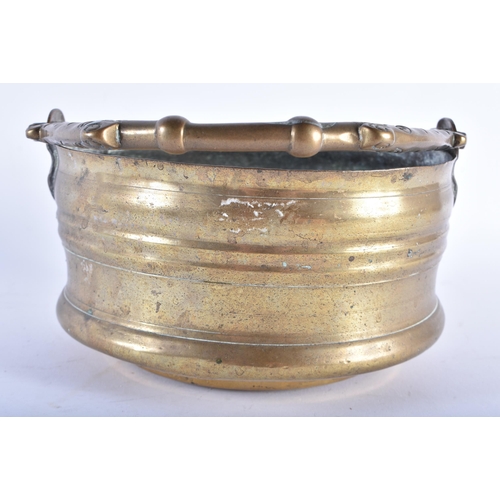 432 - AN 18TH CENTURY NORTHERN EUROPEAN BRONZE SWING HANDLED BOWL. 19 cm x 22 cm with extended handle.