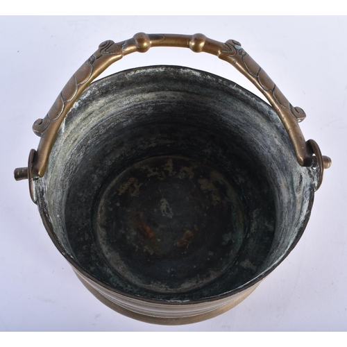 432 - AN 18TH CENTURY NORTHERN EUROPEAN BRONZE SWING HANDLED BOWL. 19 cm x 22 cm with extended handle.