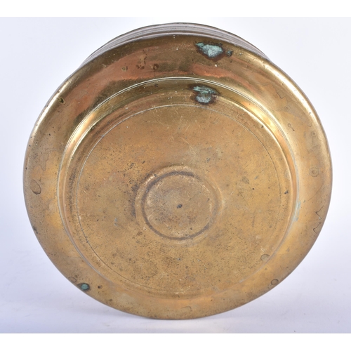 432 - AN 18TH CENTURY NORTHERN EUROPEAN BRONZE SWING HANDLED BOWL. 19 cm x 22 cm with extended handle.