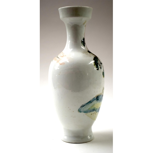 474 - AN EARLY 20TH CENTURY CHINESE FAMILLE ROSE PORCELAIN VASE Late Qing/Republic. 23.5 cm high.