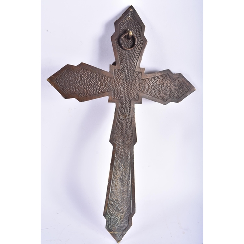 551 - AN UNUSUAL ANTIQUE BRONZE BRUTALIST CORPUS CHRISTI CRUCIFIX. 32 cm x 14 cm.