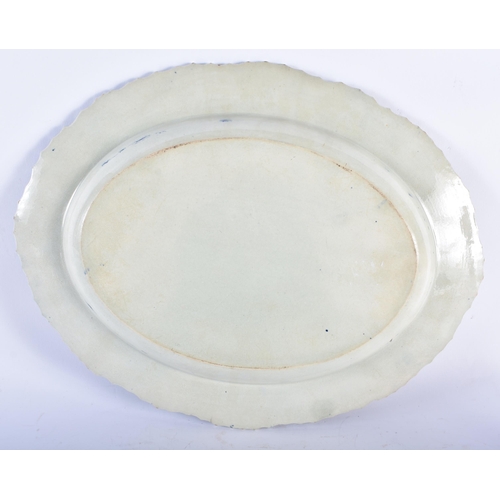 572 - A LARGE 18TH/19TH CENTURY ENGLISH PEARLWARE OVAL SCALLOPED SERVING DISH painted with a version of Lo... 