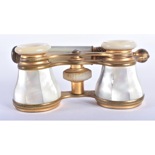 72 - A PAIR OF MOTHER OF PEARL OPERA GLASSES. 18 cm x 8 cm extended.