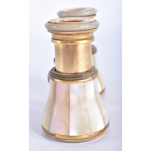 73 - A PAIR OF MOTHER OF PEARL OPERA GLASSES. 10 cm x 8 cm extended.