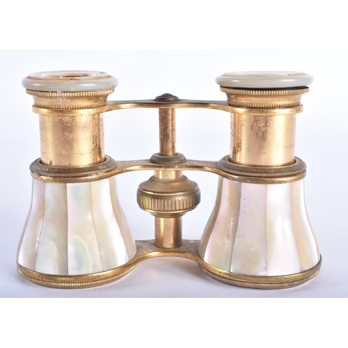 73 - A PAIR OF MOTHER OF PEARL OPERA GLASSES. 10 cm x 8 cm extended.