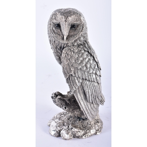 1007 - A MODERN ENGLISH SILVER FILLED MODEL OF A BARN OWL by Keith Sherwin. 991 grams overall. 20 cm high.