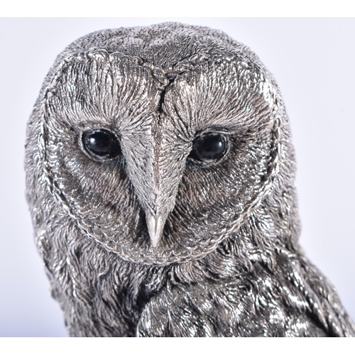 1007 - A MODERN ENGLISH SILVER FILLED MODEL OF A BARN OWL by Keith Sherwin. 991 grams overall. 20 cm high.