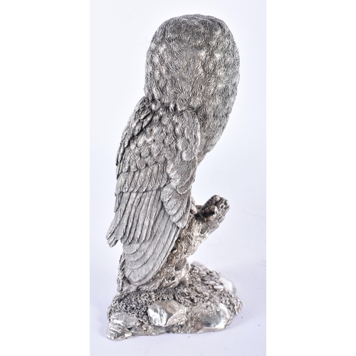 1007 - A MODERN ENGLISH SILVER FILLED MODEL OF A BARN OWL by Keith Sherwin. 991 grams overall. 20 cm high.