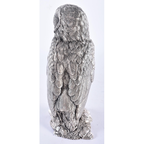 1007 - A MODERN ENGLISH SILVER FILLED MODEL OF A BARN OWL by Keith Sherwin. 991 grams overall. 20 cm high.