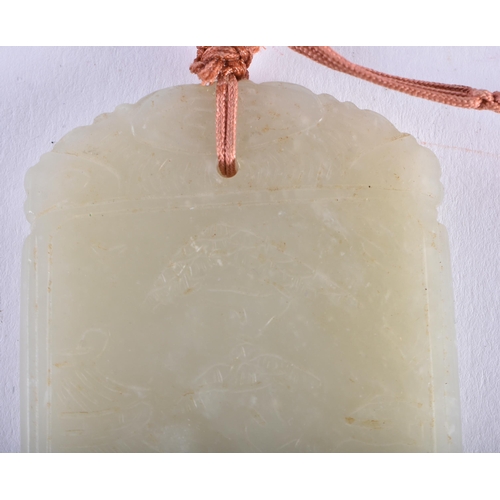 1036 - AN 18TH/19TH CENTURY CHINESE CELADON WHITE JADE PENDANT NECKLACE Qianlong/Jiaqing. 80 cm long, penda... 