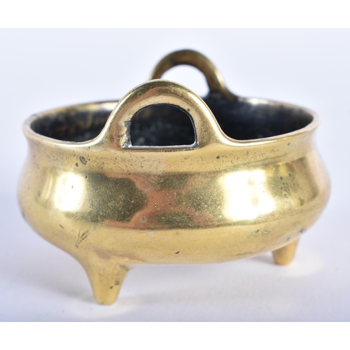 1062 - A MINIATURE 18TH/19TH CENTURY CHINESE TWIN HANDLED BRONZE CENSER bearing Xuande marks to base. 113 g... 